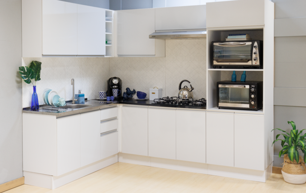Cozinha Acordes Madesa, na cor branca, decorada com utensílios e eletrodomésticos.