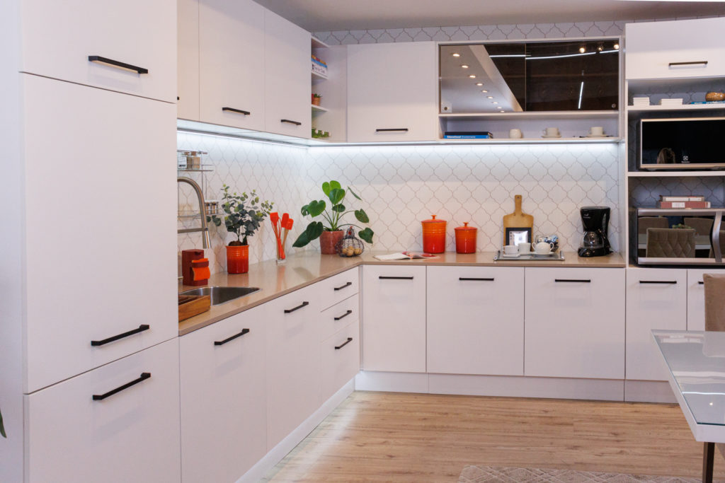 Cozinha Agata Madesa, na cor branca, decorada com utensílios e eletrodomésticos.