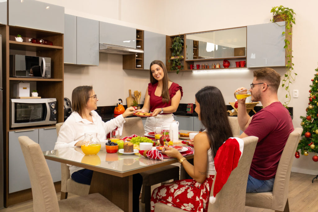 Família ao redor da mesa na ceia natalina