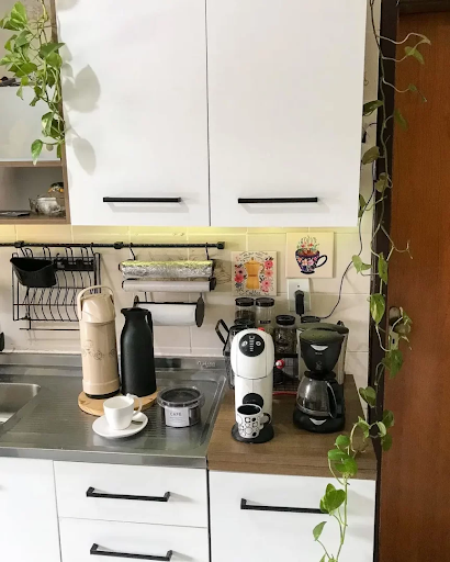 Balcão e armário aéreo de cozinha Agata Madesa, nas cores branco e rustic, decorado com utensílios e eletrodomésticos.