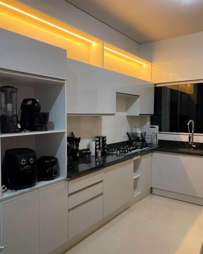 Cozinha com armários Madesa na cor cinza com detalhes em preto.
