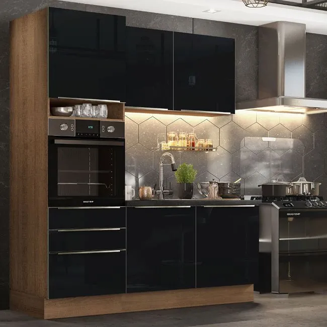 Cozinha compacta Lux Madesa, nas cores preto e rustic, decorada com utensílios e eletrodomésticos.