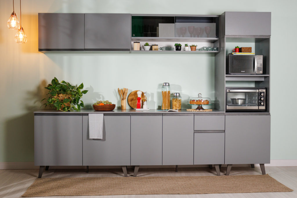 Cozinha Nice Madesa, na cor cinza, decorada com utensílios de cozinha e eletrodomésticos.