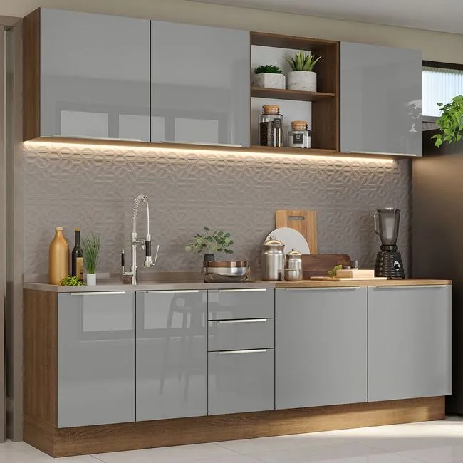 Cozinha Lux Madesa, na cor cinza, decorada com utensílios de cozinha e eletrodomésticos.