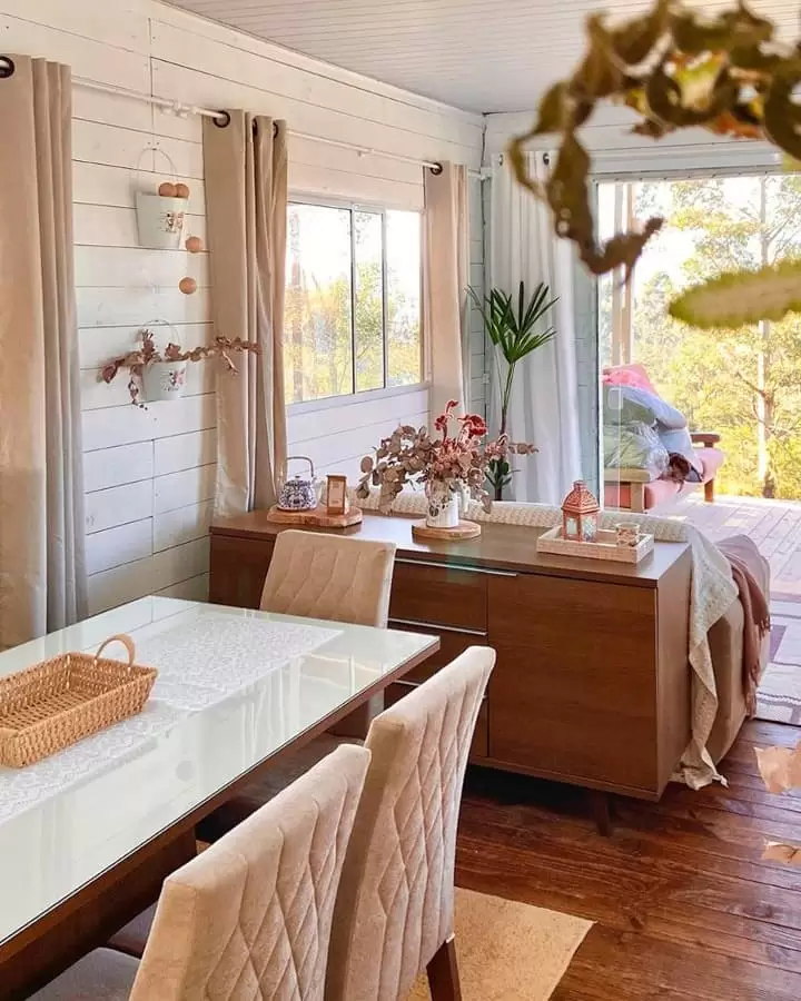 Conjunto de sala de jantar Madesa à esquerda, com aparador rustic decorado com flores, quadros e chaleira.