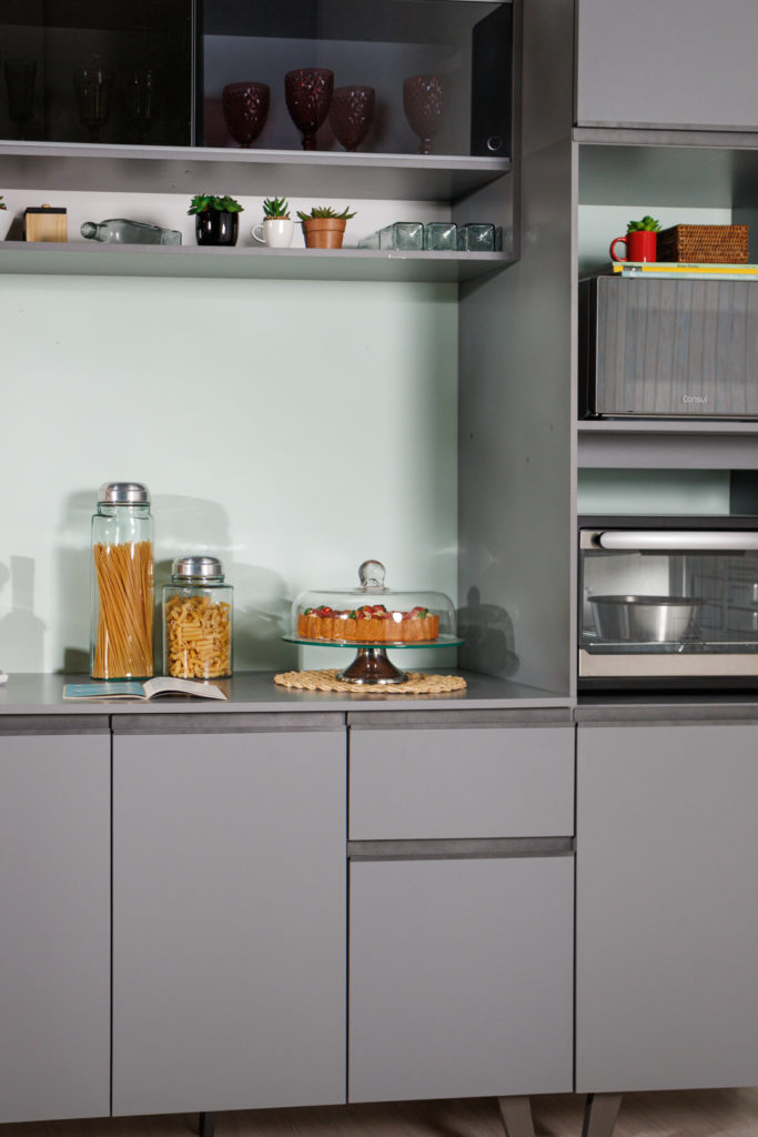Cozinha Nice Madesa, na cor cinza, decorada com utensílios e eletrodomésticos.
