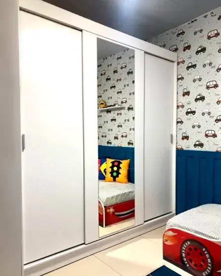 quarto infantil com armário madesa e cama de carro