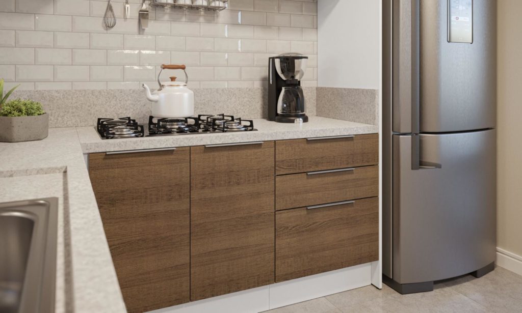 Cozinha em L com azulejos brancos e armários em madeira com cooktop e eletrodomésticos