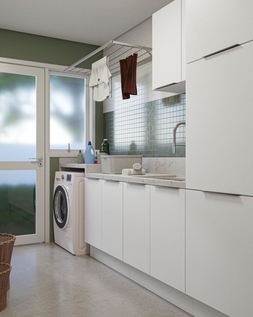 Lavanderia organizada, com roupas penduradas em varal, detergentes e cestos visíveis, e máquina de lavar ao fundo.