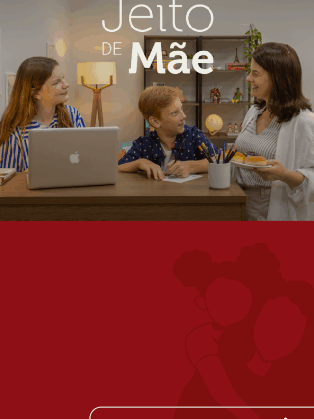 Imagem de uma mãee dois filhos sentados ao redor de uma mesa, com um notebook aberto no centro