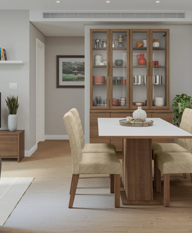 Mesa de jantar branca com quatro cadeiras estofadas em tecido bege, diante de um armário de madeira com portas de vidro, na sala de jantar moderna.