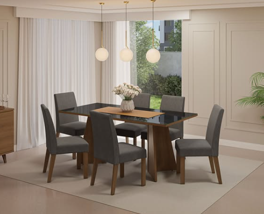 Sala de jantar com mesa de madeira e tampo de vidro escuro, cercada por seis cadeiras estofadas cinza, com uma luminária de três globos brancos e uma janela com vista para árvores e prédios ao fundo.