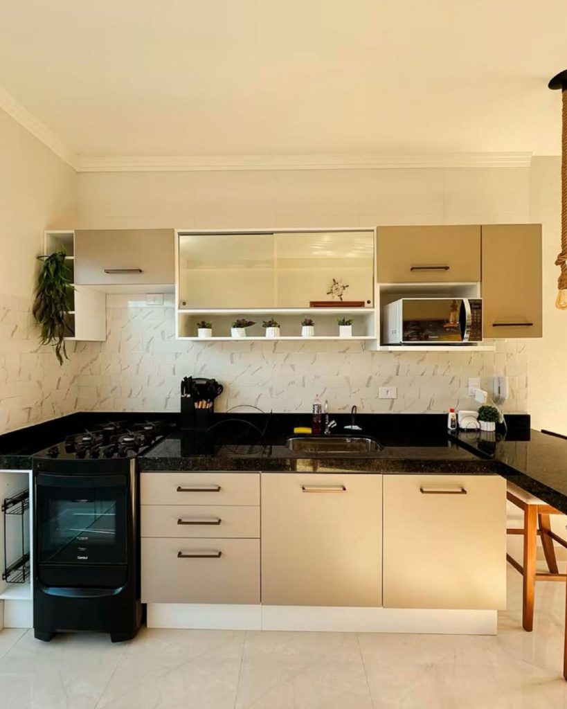 ideias para armário de cozinha planejado na cor preto com detalhes em branco.