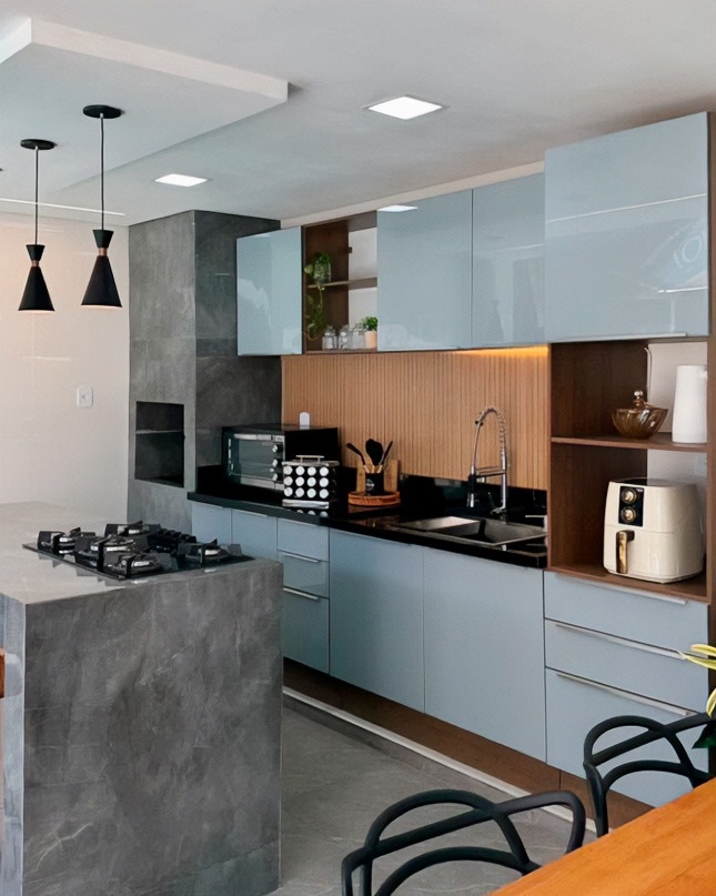 ideias para armário de cozinha planejado na cor branca com detalhes em madeira.
