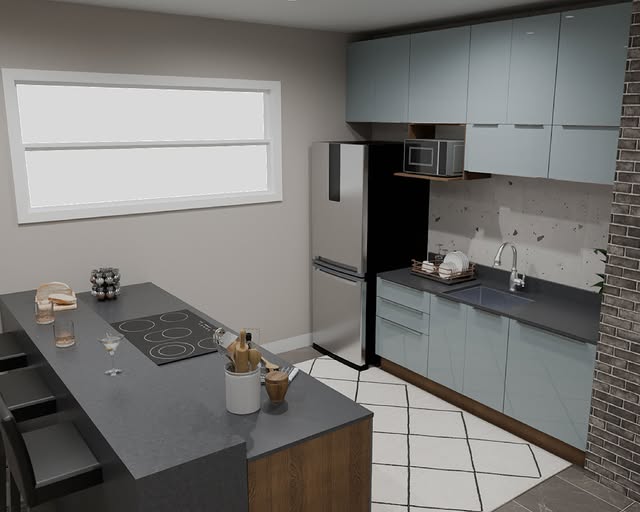 Cozinha com armários cinzas, bancada preta, geladeira de inox, micro-ondas, pia com torneira e uma parede de azulejo branco com manchas pretas. Há uma janela grande e uma ilha com cadeiras na frente, decorada com utensílios e taças.