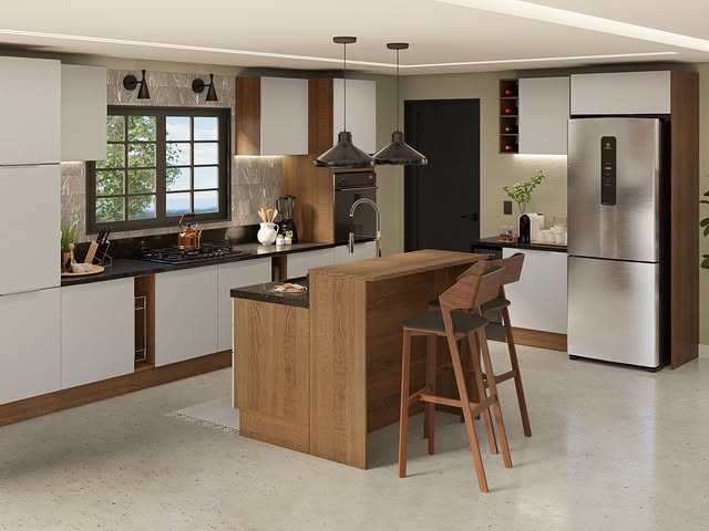 Cozinha com armários brancos, bancada preta, ilha de madeira com pia e duas banquetas de madeira. Há uma janela sem cortinas, utensílios na bancada, plantas e uma geladeira de inox.