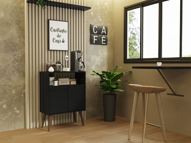 Cantinho de café decorado com uma parede de fundo com revestimento de ripas de madeira e uma parede de textura dourada, um móvel preto com máquina de café, xícaras e potes, uma placa com a frase "Cantinho do café", uma planta em vaso preto ao lado, uma janela grande com moldura preta e uma pequena mesa de madeira com um banquinho ao lado.