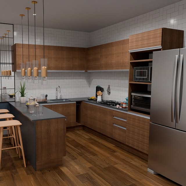 Cozinha com armários de madeira, bancada de granito escuro, piso de madeira, backsplash de azulejos brancos, geladeira de aço inox, armários embutidos com forno e micro-ondas, ilha central com espaço para refeições, quatro banquetas de madeira, iluminação suspensa com vários pendentes de vidro e detalhes dourados, e uma planta no canto ao lado do balcão.