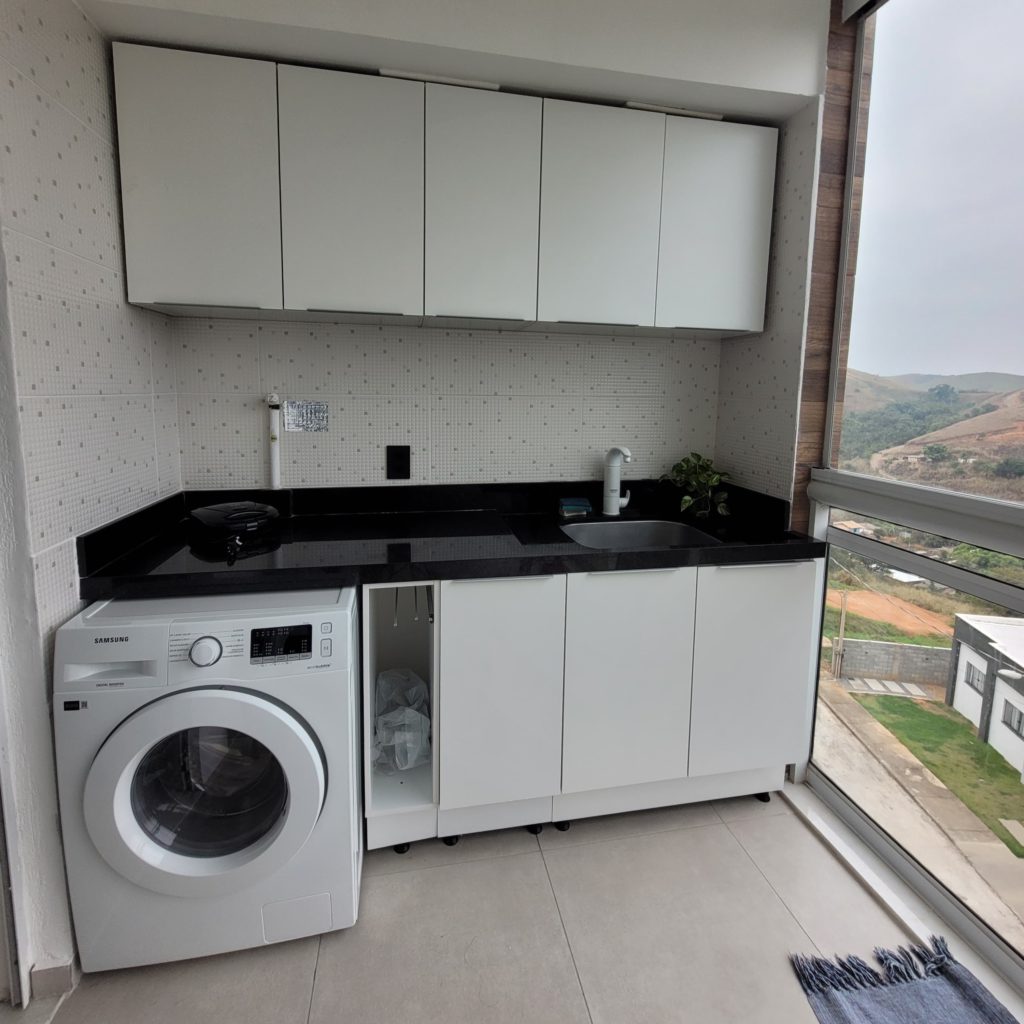 Lavanderia pequena com armário da linha Stella