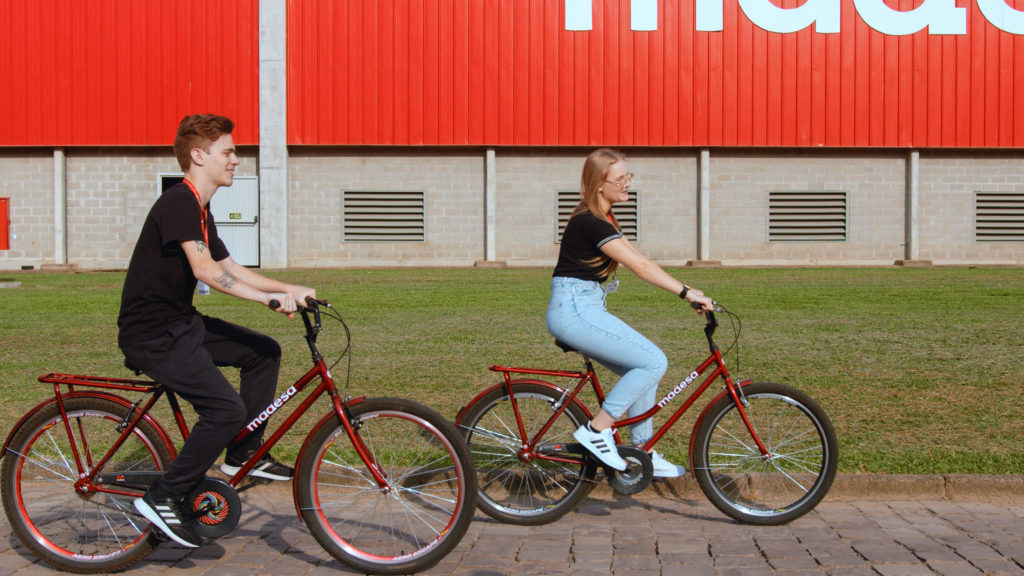Colaboradores Madesa com as bicicletas do projeto de sustentabilidade Vai de Bike