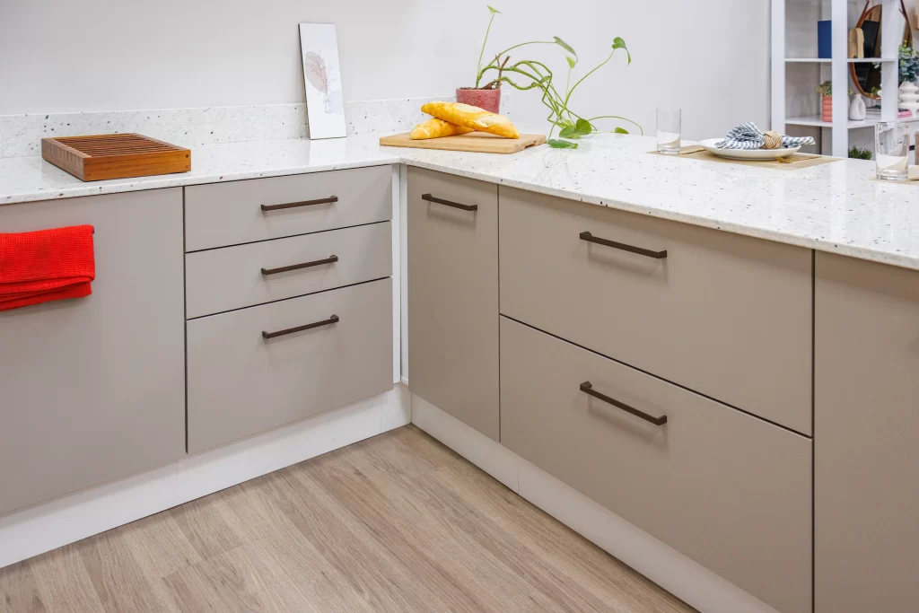 Balcões baixos da linha Agata para cozinha compacta planejada