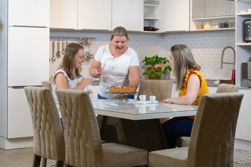 Recebendo amigos na cozinha para festas da linha Lux