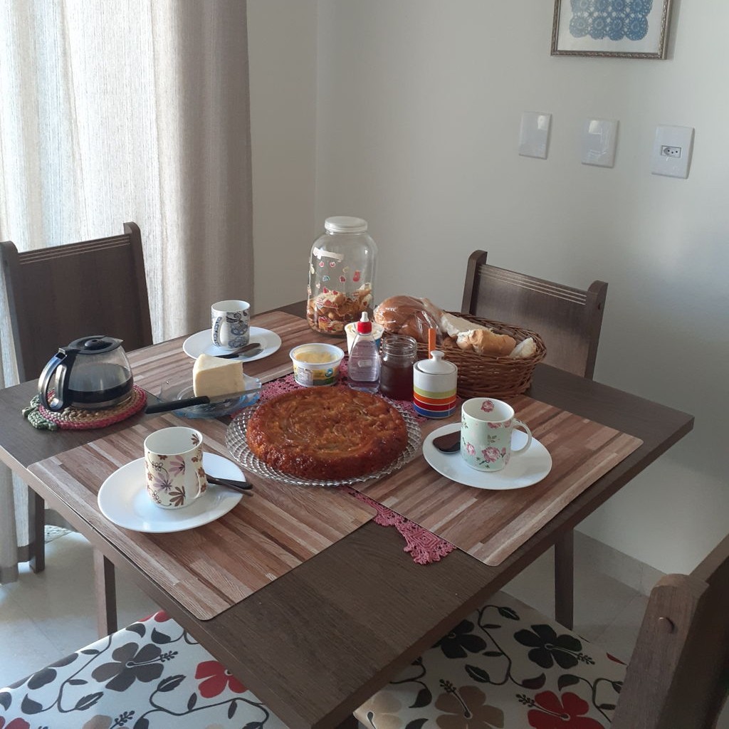 Cortinas ajudam a garantir uma sala de jantar iluminada