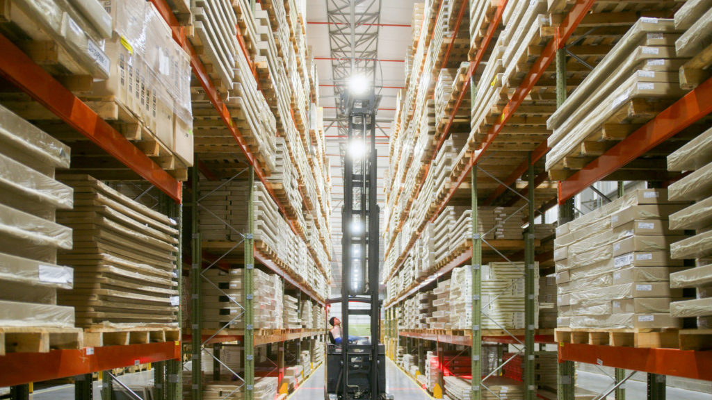 Móveis de cozinha aguardando envio em estoque da Madesa