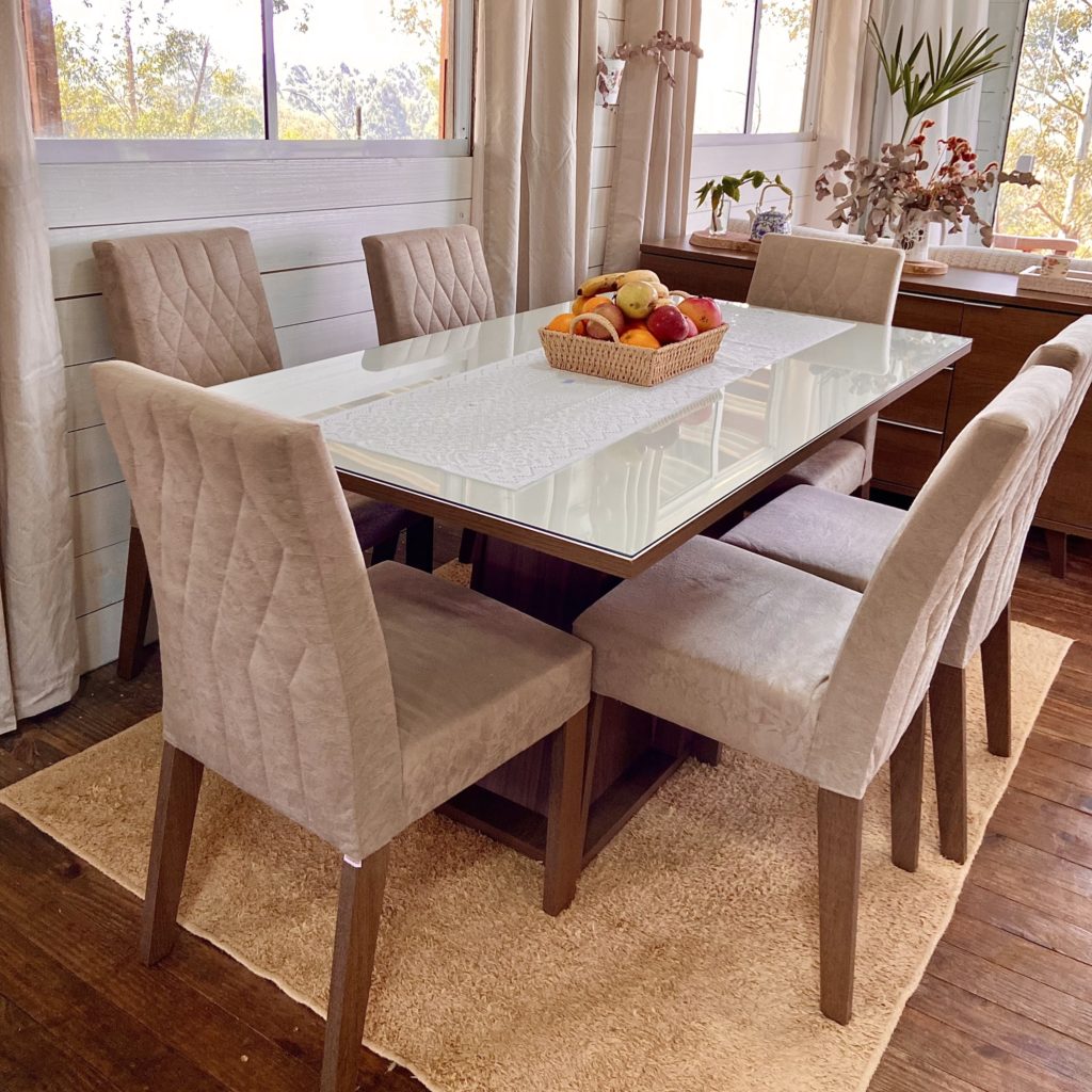 Luz natural é uma ótima ideia para montar uma sala de jantar iluminada