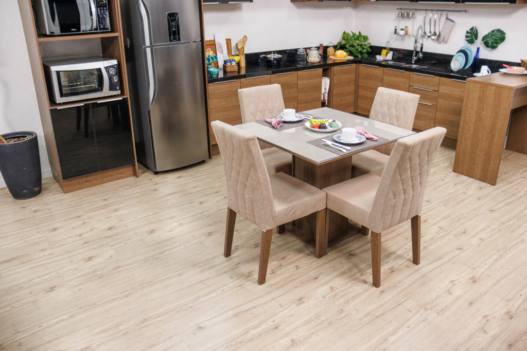 Montar uma boa sala de jantar iluminada também pede uma boa iluminação artificial para a noite