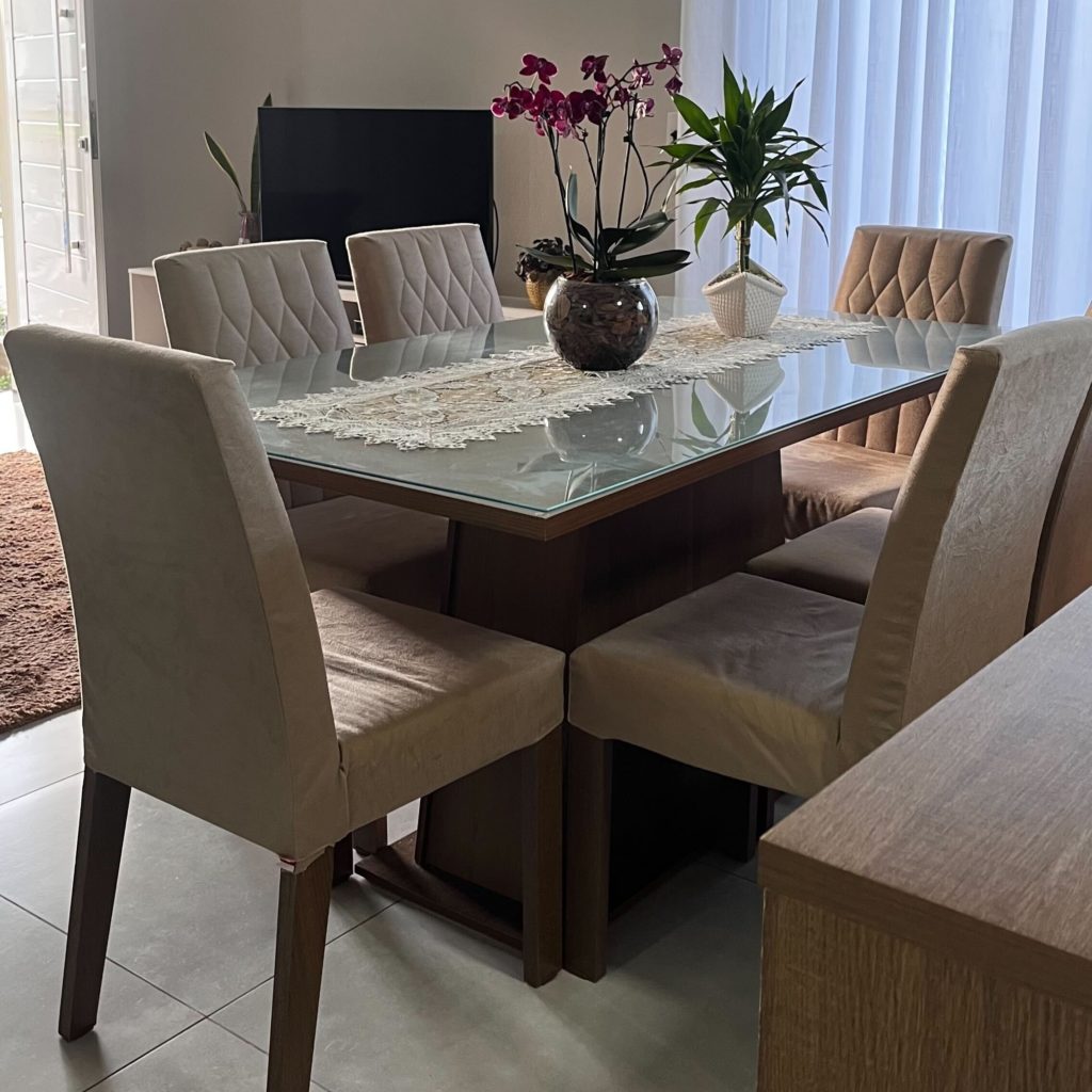 Posicionar a mesa perto de janelas garante uma sala de jantar iluminada