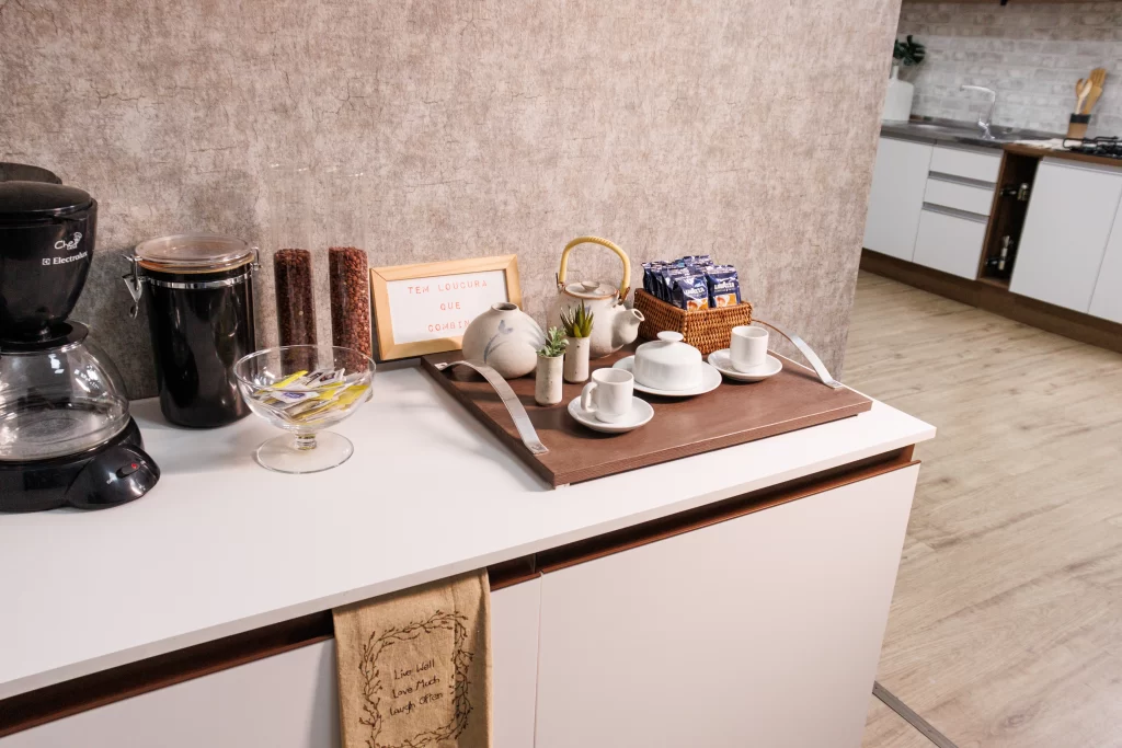 Aparador branco com utensílios para café