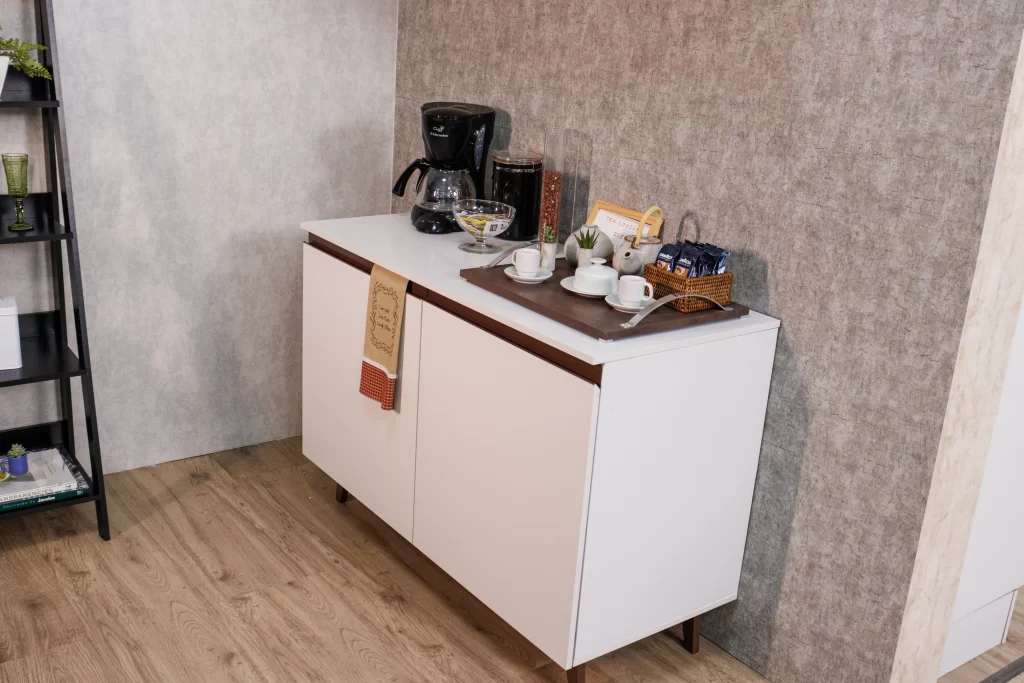 Aparador branco em corredor com utensílios para café