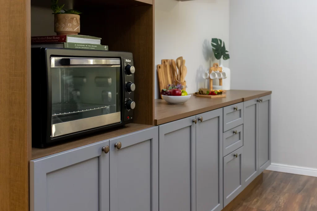 Cozinha Vik em cinza com madeira sustentável