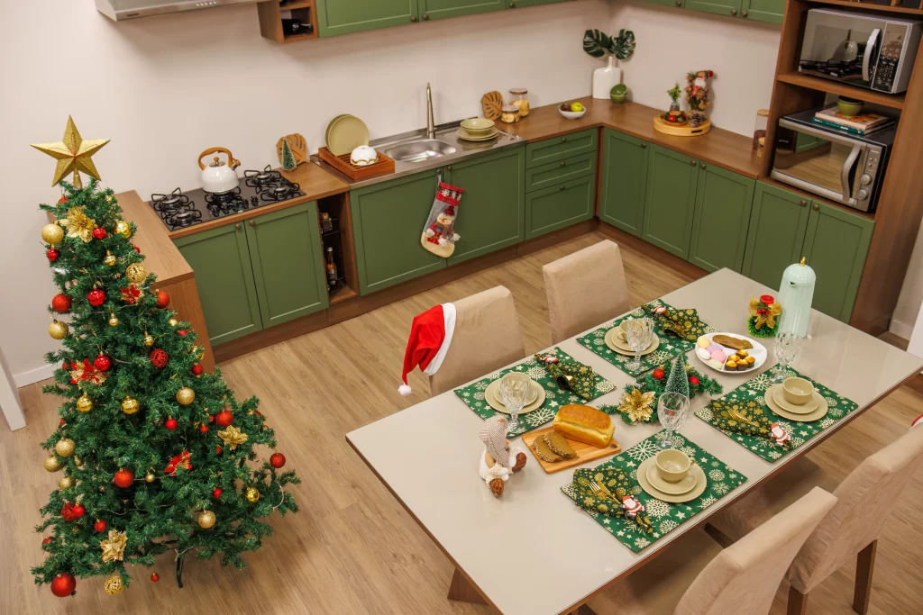 Decoração de Natal simples com cozinha Madesa Vik verde ao fundo