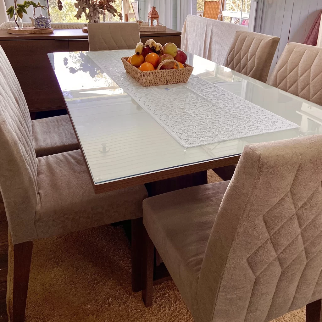 Sala de jantar Madesa com cadeiras totalmente estofadas