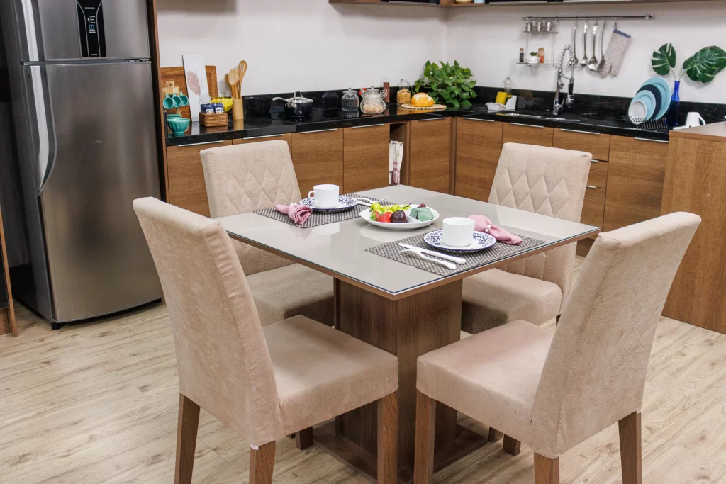 Mesa de sala de jantar em tons terrosos