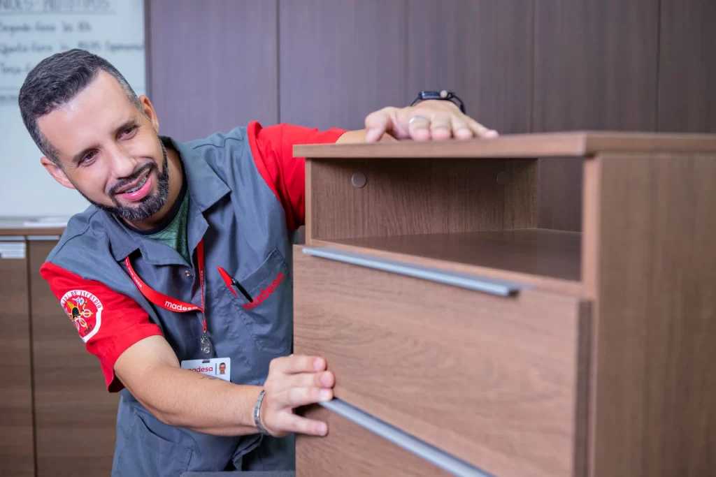 Móveis feitos com madeira sustentável