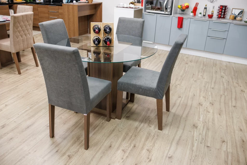 Conjuntos de Sala de jantar são ótimas opções de madeira sustentável