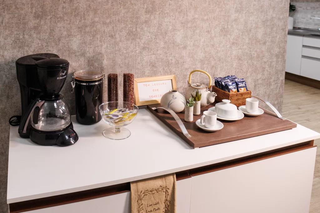 Aparador branco Madesa usado como bar ou cantinho do café