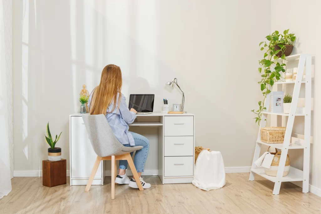 Um home office organizado em um ambiente restrito garante mais produtividade