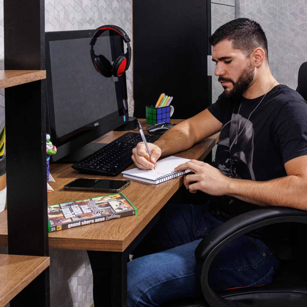 Escrivaninha industrial Madesa em aço e tampo de madeira