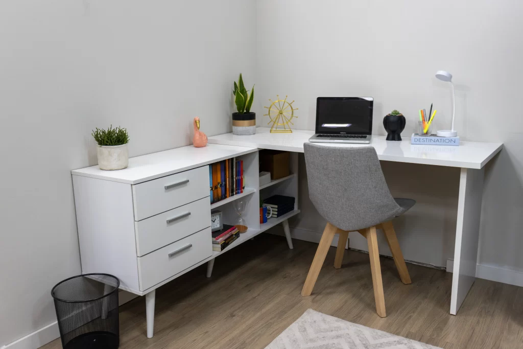 Escrivaninha Lisboa em L garante maior produtividade para o espaço do seu home office