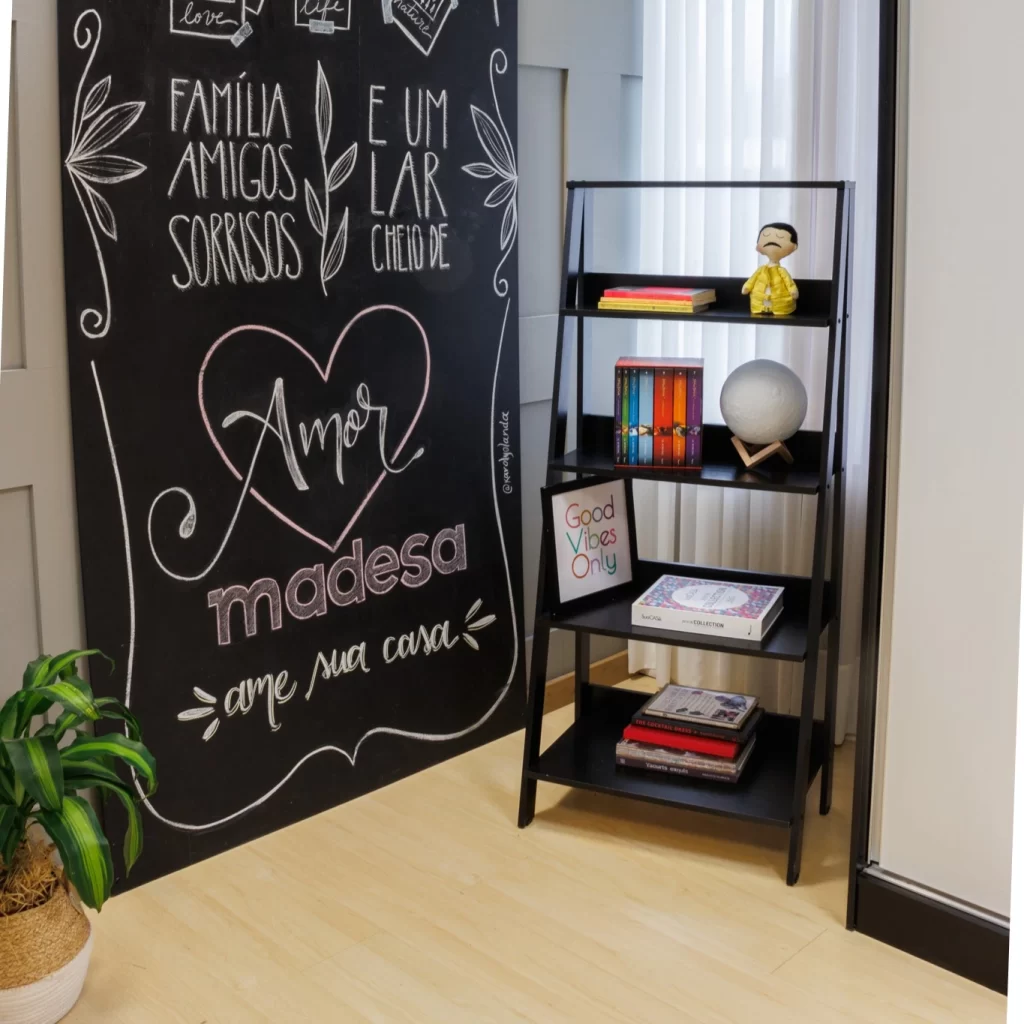 Estante escada preta com espaço para organização de livros e objetos