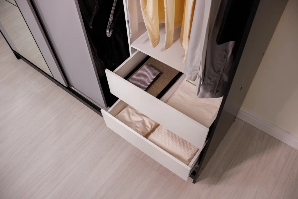 Gavetas de guarda-roupa Madesa abertas