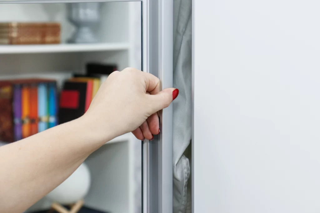 Abrindo a porta do guarda-roupa Madesa