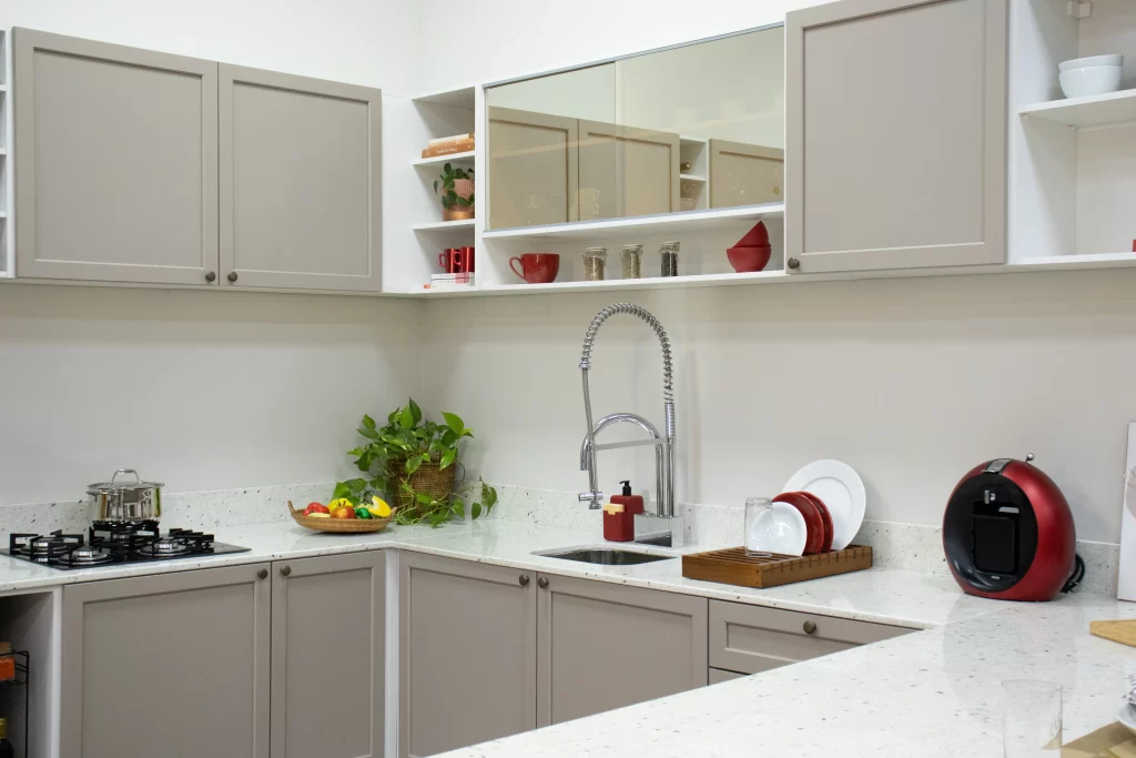 Os armários e balcões da linha Vik se adequam bem aos espaços pequenos