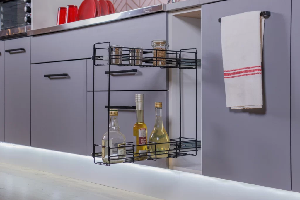Armário porta-temperos garante maior organização do espaço