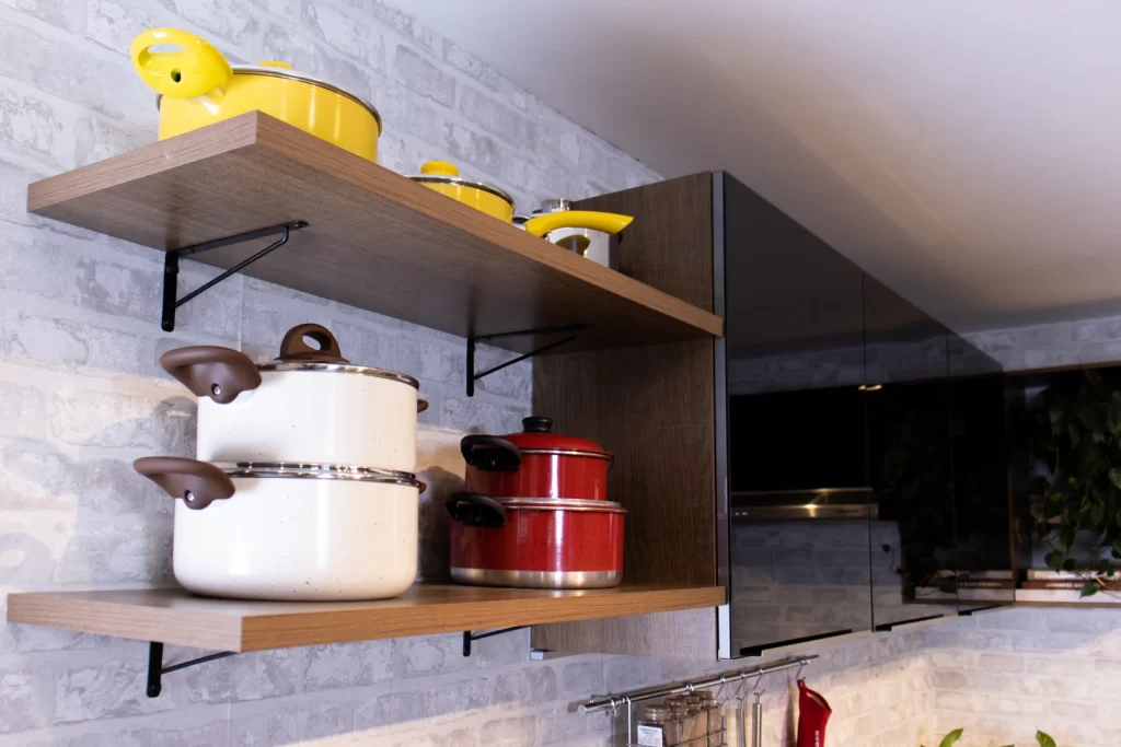 Prateleiras Madesa para organizar os utensílios