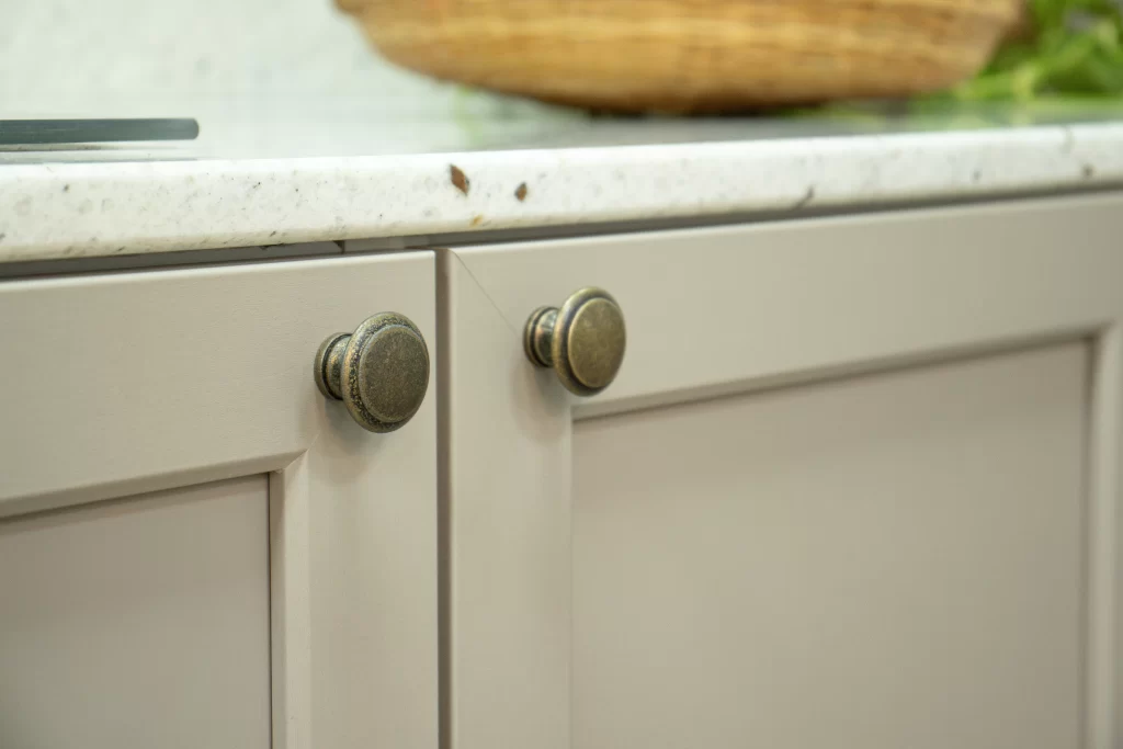 Os puxadores em ponto de ouro envelhecido deixam o estilo ainda melhor.